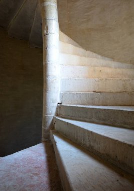 Fransız binasındaki taş spiral bir merdivenin yakın plan çekimi, seçici odaklı.