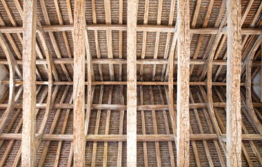 Eski bir nesnede çok eski bir ahşap kiriş yapısı