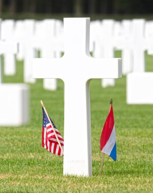 Hollanda 'daki Margraten Amerikan Savaş Mezarlığı' nın mezar taşları Anma Günü için bayraklarla süslenmiş.