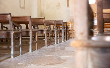 Eski Fransız kilisesinin içi, seçici odaklı.