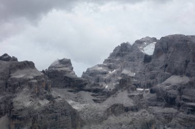 Dolomitler İtalya, dağlara yakın, yaz zamanı.