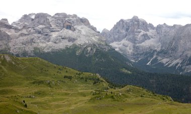 Dolomitler İtalya, dağlara yakın, yaz zamanı.