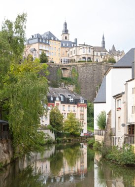 Lüksemburg 'un ünlü eski kasabasının cennet gibi Alzette nehrine yansıyan manzarası