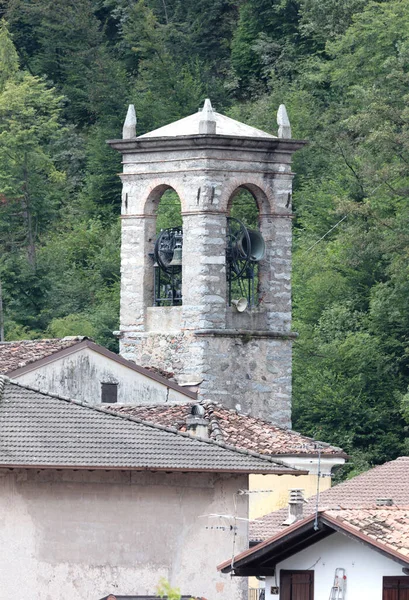 イタリアのドロマイトにある小さな教会の塔 — ストック写真
