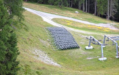 Kayak kaldırma koltukları kullanılmayı bekliyor, yaz.