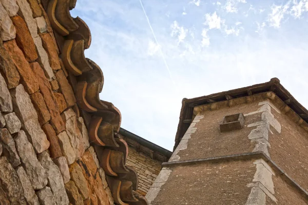 Bourgogne 'daki çok eski bir manastır, artık manastır olarak kullanılmıyor.