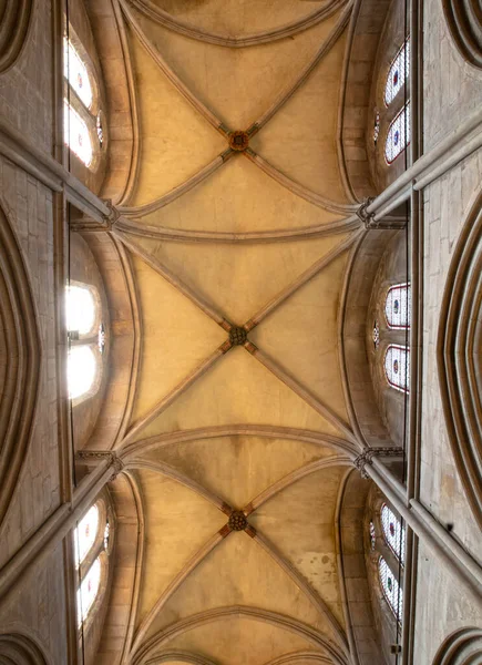 Soffitto Alto Una Grande Chiesa Francia — Foto Stock