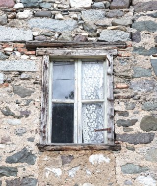 Eski bir binadaki eski pencere çerçevesi, hala kullanımda