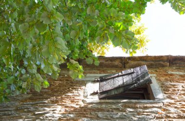 Eski bir binadaki eski pencere çerçevesi, hala kullanımda