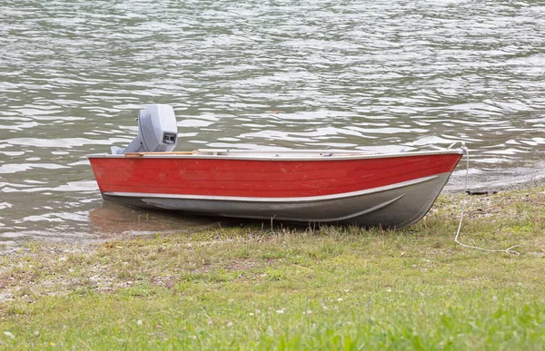 意大利湖畔的一艘红船 — 图库照片