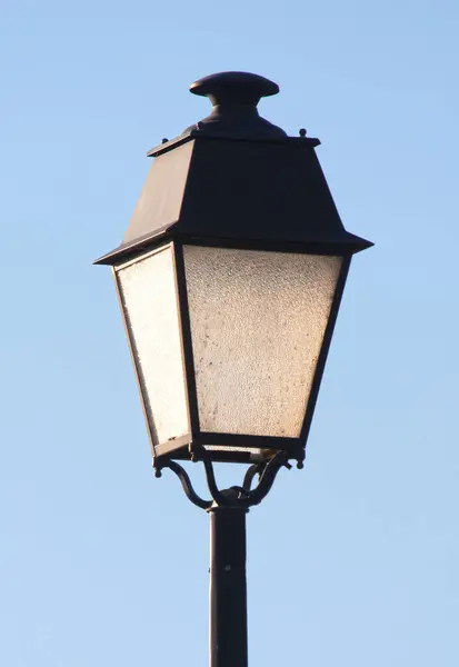 青空で隔離された黒い古い街灯の閉鎖 — ストック写真