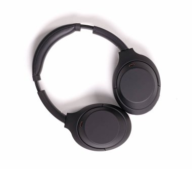 Kablosuz kulaklık beyaz arkaplanda izole edilmiş.