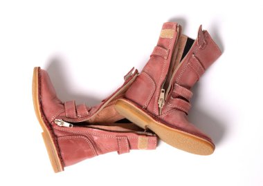 Çok küçük bir çocuk için kırmızı çizmeler, izole edilmiş