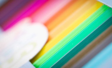 Renkli keçeli kalemlerin satırı, tam çerçeve