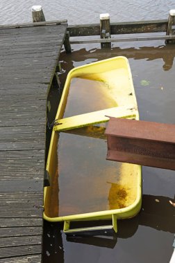 Hollanda 'da bir köprünün yanına demirlemiş su dolu bir tekne.