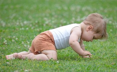 İtalya 'da çimlerin üzerinde oynayan mutlu bir çocuk.