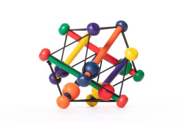 Hareket eden parçalı oyuncak, elastik ip ve ahşaptan yapılmış, beyaz üzerinde izole edilmiş.