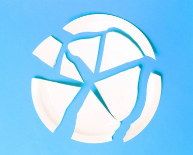 Katı mavi arka planda kırık beyaz plaka