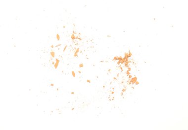 Kırık çömlek parçaları, beyaza izole edilmiş.