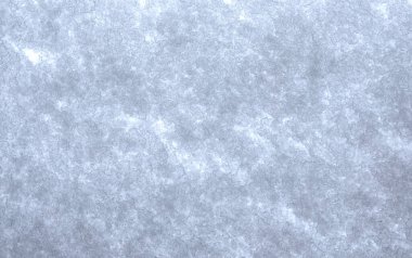 İçeriden, pencerenin dış yüzeyinde eriyen karların tam çerçeve fotoğrafını çektim.