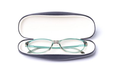 Beyaz arkaplanda izole olursa diye klasik gözlük.