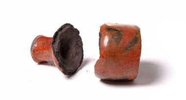 Eski kahverengi çömlek, beyaz arka planda izole edilmiş.