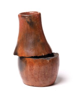 Eski kahverengi çömlek, beyaz arka planda izole edilmiş.