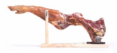 İspanyol jamon serrano bacağı, kuru jambon, beyaz arka planda, yarısı yenmiş.