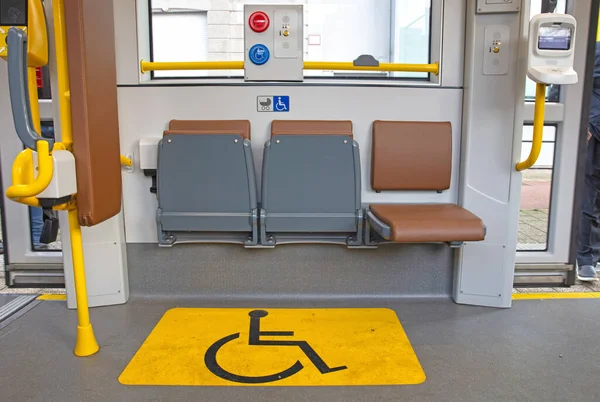 Engelliler için öncelikli koltuk. Tramvayda.