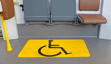 Engelliler için öncelikli koltuk. Tramvayda.