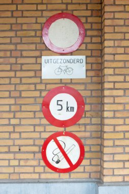 Eski sigs giriş yok diyor (bisiklet, sigara içmek yok 5 kph, Antwerp, Belçika