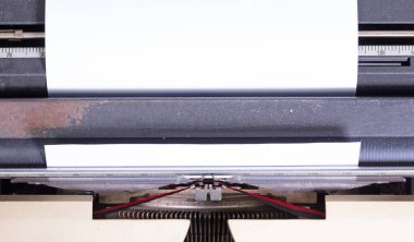 Kırık metal daktilo, klasik nesne izole, tam çerçeve