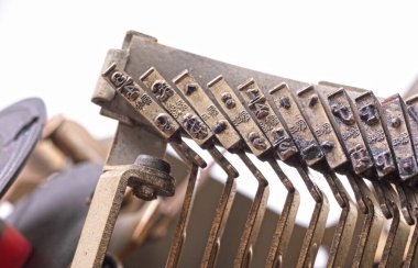 Kırık metal daktilo, klasik nesne izole, tam çerçeve