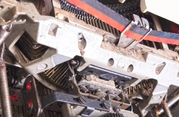 Kırık metal daktilo, klasik nesne izole, tam çerçeve