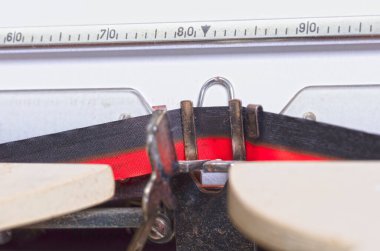 Kırık metal daktilo, klasik nesne izole, tam çerçeve