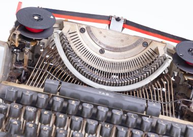 Kırık metal daktilo, klasik nesne izole, tam çerçeve