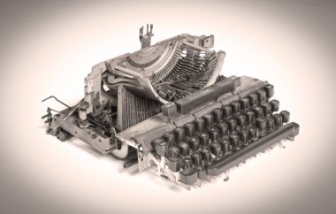 Kırık metal daktilo, klasik nesne izole, tam çerçeve