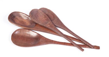 Eski tahta kaşıklar beyaz arka plan üzerinde izole