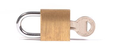 Beyaz bir arka plan üzerinde izole anahtar ile asma kilit