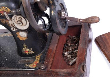 Kırık eski dikiş makinesi, beyaz arka planda izole edilmiş.