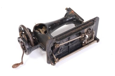 Kırık eski dikiş makinesi, beyaz arka planda izole edilmiş.