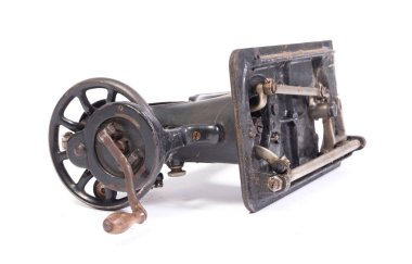 Kırık eski dikiş makinesi, beyaz arka planda izole edilmiş.