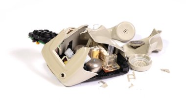 Bozuk eski bir telefonun parçası. Telefon numarası var. Plastik telefon, izole edilmiş.