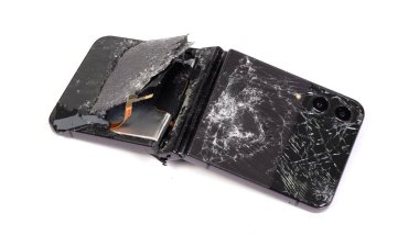 Beyaz arkaplanda kırık ekran katlanabilir akıllı telefon