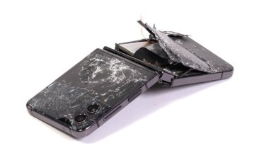 Beyaz arkaplanda kırık ekran katlanabilir akıllı telefon