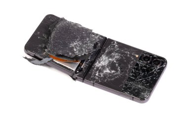 Beyaz arkaplanda kırık ekran katlanabilir akıllı telefon