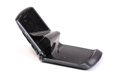 Beyaz arkaplanda kırık ekran katlanabilir akıllı telefon