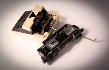 Kırık metal daktilo, klasik nesne izole, tam çerçeve