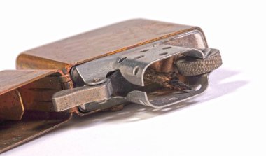 Beyaz arkaplanda izole edilmiş klasik metal çakmak