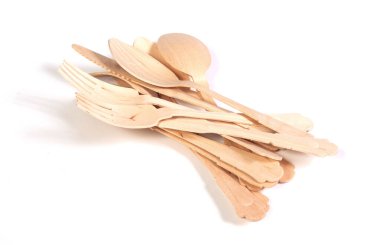 Ahşap çatal bıçaklar çatallar ve ahşap kereste malzemesinden kaşıklar, beyaz üzerine izole edilmiş.